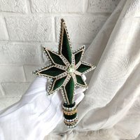 Edler Weihnachtsstern Aus Samt Mit Strasssteinen Und Perlen. Grüner Handgefertigter Stern. Einzigartiger Schimmernder Topper Als Geschenk Für Edler Weihnachtsstern Aus Samt Mit Strasssteinen Und Perlen. Grüner Handgefertigter Stern. Einzigartiger Schimmernder Topper Als Geschenk Für von HomeDecorNatalia