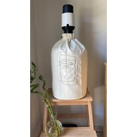 Homeprepco Minimales Muster Bestickte Demijohn-Abdeckung - Rustikales Haus Weinzubehör Bierzubehör Gärabdeckung von HomePrepCo