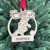 Fußball-Mädchen Spieler 2024 Christbaumkugel | Personalisierte Fußball Ornament Team Weihnachten von HomeSweetSignsNH