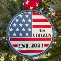 Us-Bürger Est. 2024 Ornament | Usa Bürgerschaft Geschenk Geschenkidee "Neuer Artikel ""Citizen""." von HomeSweetSignsNH
