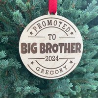 Zum Big Brother Ornament Befördert Geschwister Geschenk | Neues Baby Sibling 2024 Weihnachtsschmuck von HomeSweetSignsNH