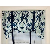 Blauer Tie Up Vorhang Boho Valance Kitchen Custom Valance. Krawattenschirm. Marineblaue Tapferance. Hellblauer Küchen Valance von HomeandHome