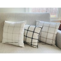 Landhaus Kissenbezug Reißverschluss Schwarz Grau Euro Shams Dekorativer Lendenstoff Slub Canvas Leinen Look Taupe Ecru Karo Kissen von HomeandHome