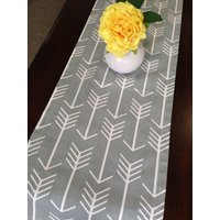 Pfeil Tischläufer Urlaub Hochzeit Party Designer Stoff 12 X 72 Arrow Grau Weiß Läufer von HomeandHome
