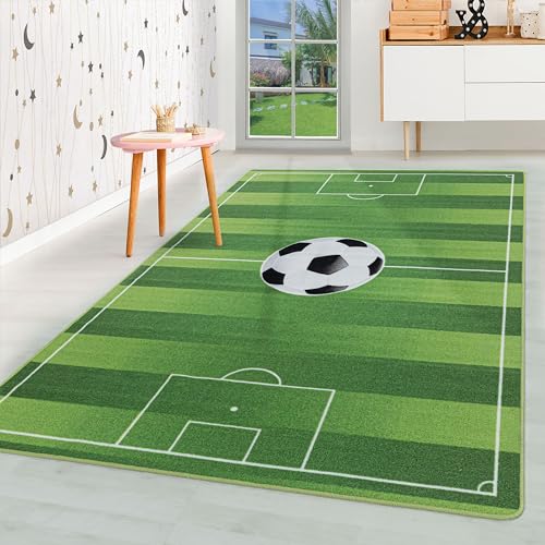 HomebyHome Kurzflor Kinderteppich für Jungen und Mädchen 160 x 230 cm Grün Fussball Design - Waschbarer Teppich Extra Weich und Antiallergen - Teppich für Kinderzimmer, Babyzimmer und Spielzimmer von HomebyHome