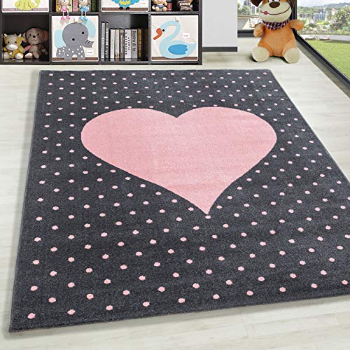 HomebyHome Kurzflor Kinderteppich für Jungen und Mädchen Herz Design 80 x 150 cm Rosa - Waschbarer Teppich Extra Weich und Antiallergen - Teppich für Kinderzimmer, Babyzimmer und Spielzimmer von HomebyHome