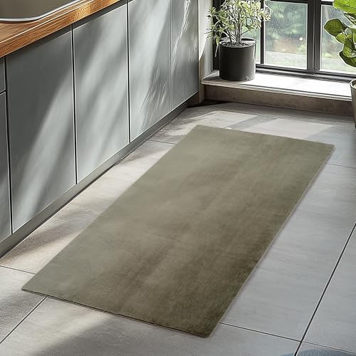 HomebyHome Läufer Teppich Grün 60x100 cm – Waschbarer Kurzflor Teppich, rutschfest & weich, modernes einfarbiges Design für Schlafzimmer, Küche & Flur HomebyHome Läufer Teppich Grün 60x100 cm – Waschbarer Kurzflor Teppich, rutschfest & weich, modernes einfarbiges Design für Schlafzimmer, Küche & Flur von HomebyHome