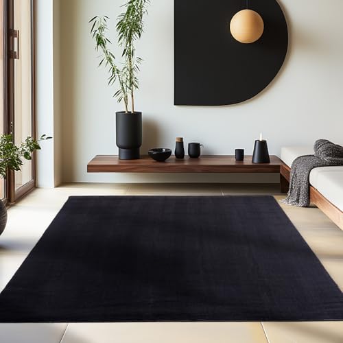 HomebyHome Kurzflor Teppich Wohnzimmer 140x200 cm Schwarz - Waschbarer Teppich für Schlafzimmer, Esszimmer und Ideal als Küchenteppich - Flauschiger Teppich Extra Weich, Einfarbig, rutschfest, Modern von HomebyHome