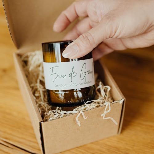 Homefarming Duftkerze "Eau de Gaul" - Der Duft eines perfekten Tages am Stall: mit Fellfreund, Abenteuer und Glück. Die nachhaltige und lustige Geschenkidee für alle Pferdefreunde. von Homefarming Judith Rakers