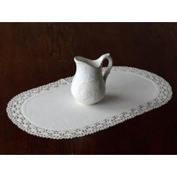 Cremeweißer Leinen-Nachttischdeckchen Kleiner Ovaler Tischläufer Mit Spitze Moderner Couchtisch Topper Natürliches Wohndekor von HomelikeLinen