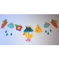 Frühling April Showers Ente Küken Bienen Karotte Wäscheleine Banner Girlande Wimpelkette Home Decor Baby Shower Dekoration von HomemadeHeartfelt