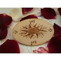 Handgefertigtes Pendelbrett Mit Sonnensymbol, Ja Und Nein - Werkzeug Für Hexerei Hexen, Heiden Wiccas Handgefertigtes Pendelbrett Mit Sonnensymbol, Ja Und Nein - Werkzeug Für Hexerei Hexen, Heiden Wiccas von HomemadeMagicShop