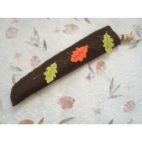 Handgemachte Braune Zauberstabscheide Aus Filz Und Verziert Mit Filzblättern - Werkzeug Für Hexerei- Perfektes Geschenk Hexen, Heiden Wicca Handgemachte Braune Zauberstabscheide Aus Filz Und Verziert Mit Filzblättern - Werkzeug Für Hexerei- Perfektes Geschenk Hexen, Heiden Wicca von HomemadeMagicShop