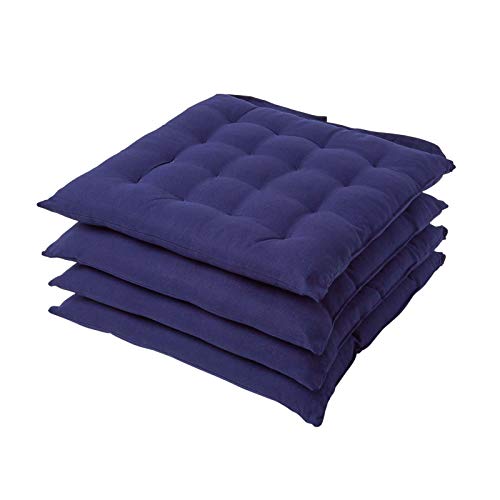Homescapes 4er Set Stuhlkissen 40 x 40 cm, dunkelblau, Sitzkissen mit Bändern und Knopfverschluss, einfarbige Auflagen für Stühle mit Bezug aus 100% Baumwolle und weicher Polyester-Füllung, blau von Homescapes