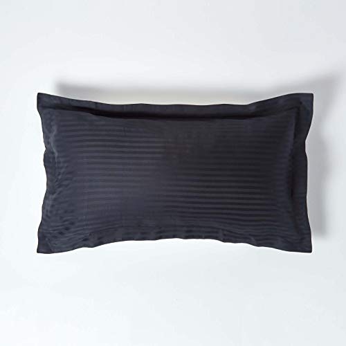 HOMESCAPES Damast Kissenbezug schwarz 50x90 cm mit Stehsaum & Satin-Streifen, 100% ägyptische Baumwolle, Fadendichte 330 von Homescapes