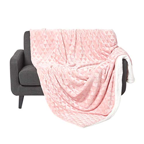 Homescapes Flauschiges Plaid, rosa, samtweiche Kuscheldecke in Fell-Optik mit geometrischem Muster, Tagesdecke 160 x 200 cm, warme Fleece-Decke aus 100% Polyester, Dreiecke von Homescapes