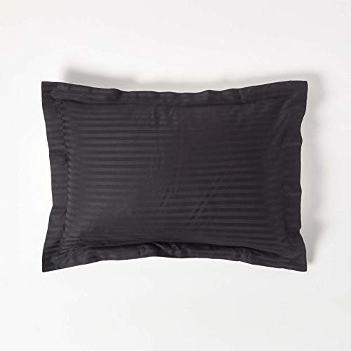 HOMESCAPES Damast Kissenbezug schwarz 48x74 cm mit Stehsaum & Satin-Streifen, 100% ägyptische Baumwolle, Fadendichte 330 von Homescapes