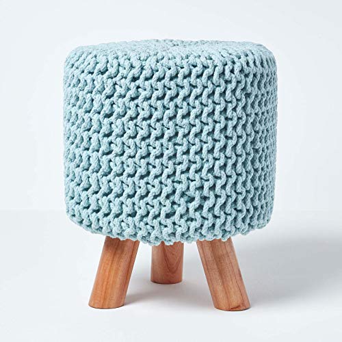 Homescapes Kleiner runder Strick Sitzhocker mit Holzbeinen, Blauer Fußhocker 32 x 32 x 42 cm, Strickhocker mit grob gestricktem Bezug aus 100% Baumwolle, hellblau Homescapes Kleiner runder Strick Sitzhocker mit Holzbeinen, Blauer Fußhocker 32 x 32 x 42 cm, Strickhocker mit grob gestricktem Bezug aus 100% Baumwolle, hellblau von Homescapes