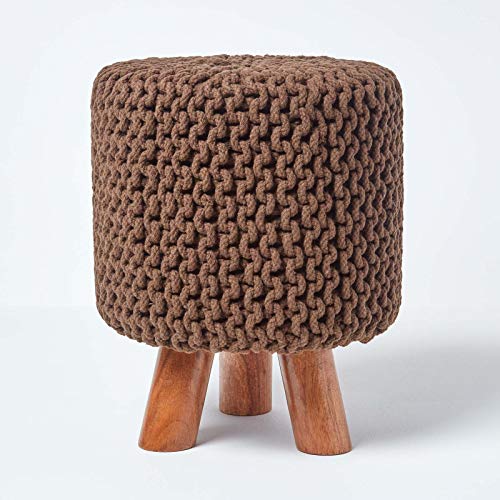 Homescapes Kleiner runder Strick Sitzhocker mit Holzbeinen, brauner Fußhocker 32 x 32 x 42 cm, Strickhocker mit grob gestricktem Bezug aus 100% Baumwolle von Homescapes