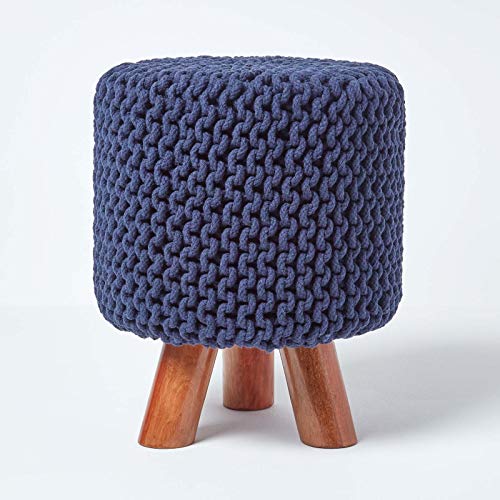 Homescapes Kleiner runder Strick Sitzhocker mit Holzbeinen, marineblauer Fußhocker 32 x 32 x 42 cm, Strickhocker mit grob gestricktem Bezug aus 100% Baumwolle, dunkelblau Homescapes Kleiner runder Strick Sitzhocker mit Holzbeinen, marineblauer Fußhocker 32 x 32 x 42 cm, Strickhocker mit grob gestricktem Bezug aus 100% Baumwolle, dunkelblau von Homescapes