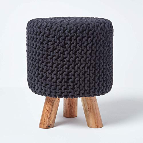 Homescapes Kleiner runder Strick Sitzhocker mit Holzbeinen, schwarzer Fußhocker 32 x 32 x 42 cm, Strickhocker mit grob gestricktem Bezug aus 100% Baumwolle von Homescapes