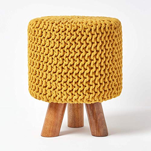 Homescapes Kleiner runder Strick Sitzhocker mit Holzbeinen, senf Fußhocker 32 x 32 x 42 cm, Strickhocker mit grob gestricktem Bezug aus 100% Baumwolle von Homescapes