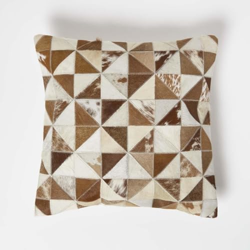 Homescapes Patchwork-Kissen Dreieckmuster, Lederkissen 45x45 cm, Fellkissen Creme-braun-beige, Dekokissen mit Füllung von Homescapes