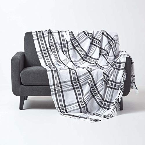 Homescapes Tagesdecke mit Tartan-Muster, Sofa- und Sessel-Überwurf 150 x 200 cm mit Fransen, weiche Wohndecke aus 100% Baumwolle, Schottenmuster, schwarz-weiß kariert von Homescapes