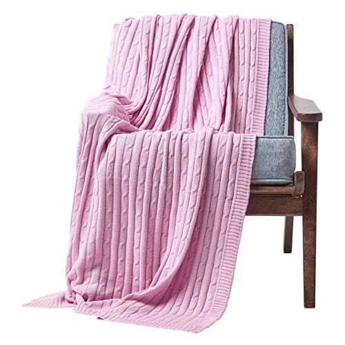 Homescapes gestrickte Tagesdecke, rosa Wohndecke 130 x 170 cm aus 100% Baumwolle mit Zopfmuster, ideal als Sofaüberwurf, Kuscheldecke, Plaid oder Babydecke, Hellrosa von Homescapes