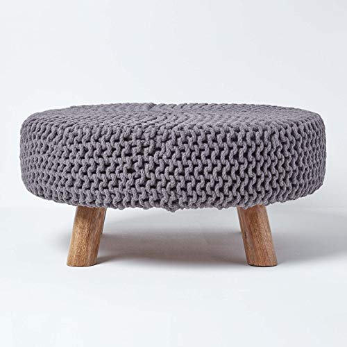 Homescapes niedriger runder Strick Sitzhocker mit Holzbeinen, Grauer Fußhocker 62 x 62 x 30 cm, Strickhocker mit grob gestricktem Bezug aus 100% Baumwolle von Homescapes