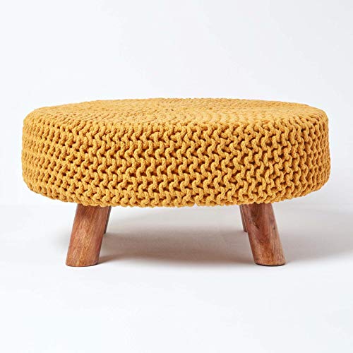Homescapes niedriger runder Strick Sitzhocker mit Holzbeinen, Senf Fußhocker 62 x 62 x 30 cm, Strickhocker mit grob gestricktem Bezug aus 100% Baumwolle von Homescapes