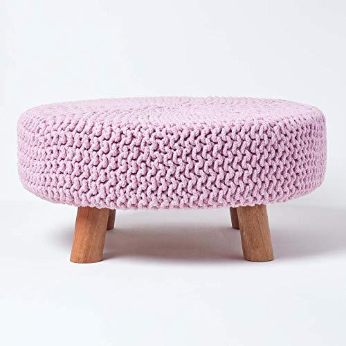 Homescapes niedriger runder Strick Sitzhocker mit Holzbeinen, rosa Fußhocker 62 x 62 x 30 cm, Strickhocker mit grob gestricktem Bezug aus 100% Baumwolle von Homescapes