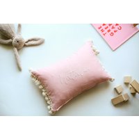 Baby Girl Blush Kinderzimmer Benutzerdefinierte Name Bestickt Kissen, 14 "x 10" von Homesite