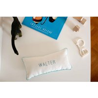 Schlichtes Mint Nursery Benutzerdefiniertes Namenskissen - Erinnerungskissen Für Ein Baby Handbestickt 33 X 6, 5 Zoll Schlichtes Mint Nursery Benutzerdefiniertes Namenskissen - Erinnerungskissen Für Ein Baby Handbestickt 33 X 6, 5 Zoll von Homesite