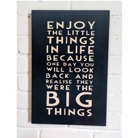 Großes Hängendes Schild "Enjoy The Little Things in Life Weil Eines Tages Werden Sie Zurückschauen & Erkennen, Dass Sie Die Großen Dinge Waren" von HomestreetBoutique