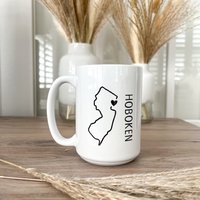 Benutzerdefinierte Heimatstadt Und Zustand Mit Herz Keramiktasse | 15 Unzen Einweihungsparty Geschenk Neue Start Wohnung Spülmaschinenfest Benutzerdefinierte Heimatstadt Und Zustand Mit Herz Keramiktasse | 15 Unzen Einweihungsparty Geschenk Neue Start Wohnung Spülmaschinenfest von HometownHello