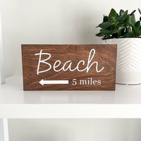 "Miles To Beach Schild Mit Pfeil |." Stehendes Holzschild | 20x10cm Anpassbaren Wort Seemeilen M Zu Stadt von HometownHello