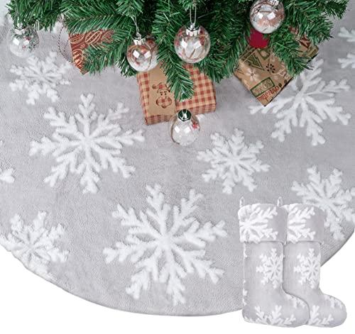 Homewit Weihnachtsbaum Röcke, 90 cm Grau Kunstbaum Weihnachtsbaumrock mit Plüsch Schneeflockenmuster, Luxus Christdecke mit Weihnachtsstrumpf für Bodendekoration Weihnachtsdeko von Homewit