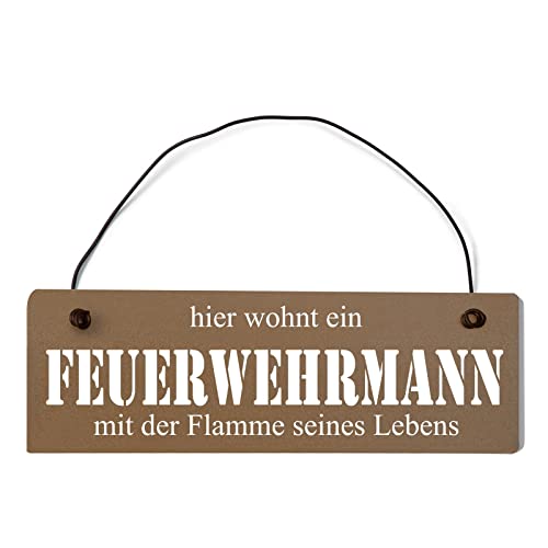 Hier wohnt EIN Feuerwehrmann Dekoschild Türschild braun mit Draht von Homeyourself