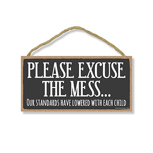 Honey Dew Gifts Lustiges Schild, Aufschrift "Please Excuse the Mess our Standards Have Lowered with Each Child", 12,7 x 25,4 cm, dekoratives Holzschild, Heimdekoration, 75606 von Honey Dew Gifts