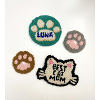 Benutzerdefinierte Pet Punch Nadel-Untersetzer, Personalisierte Neues Haustier Geschenk, Lustige Katze Hund Mama Becher Teppich von HoneyArtandNature