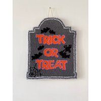 Halloween Wandschild, Handgefädelt Trick Oder Leckerli Wandbehang, Herbst Dekoration Ornamente, Herbst Haus Geschenke, Lochnadel Wanddekoration von HoneyArtandNature