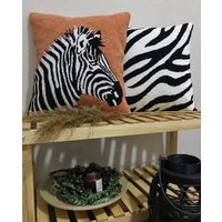 Handgesticktes Zebra Print Punch Needle Kissenbezüge, Schwarz-Weiß Bestickte Kissenhülle, Dschungel Home Decor Stickerei Gestreiftes Teppichkissen von HoneyArtandNature