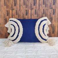 Marineblau Und Naturweiß Tufted Boho Struktur Kissenbezug Mit Quasten Baumwolle | 14x20 Holz von HoneyBeeHomeNLiving