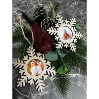 Personalisierbarer Holz-Christbaumanhänger Mit Fotorahmen Und Jutekordel von HoneyMoodShop