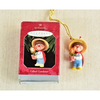 Vintage, Qx6736, Beschenkter Gärtner, 1998, Hallmark, Andenken, Ornament, Weihnachtsverzierung, Robert Chad, Handarbeit, Blume von HoneyQueenBee