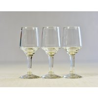 Vintage Klare Schnapsgläser 3Er Set, 4 "Hoch Vintage Klare Schnapsgläser 3Er Set, 4 "Hoch von HoneyQueenBee