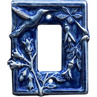 Kolibri Keramik Kunst Single Rocker Lichtschalterabdeckung in Saphirblauer Glanzglasur von HoneybeeCeramics