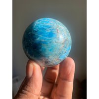 Blauer Apatit Kristall Kugel | 60mm Meditationssteine Heilsteine Chakra Stein Steine Und Mineralien Mineralprobe von HoodooCrystals