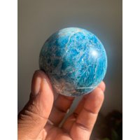 Blauer Apatit Kristall Kugel | 64mm Meditationssteine Heilsteine Chakra Stein Steine Und Mineralien Mineralprobe von HoodooCrystals